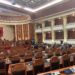 Nis seanca parlamentare, Garda s’lejon deputetët e përjashtuar të Berishës të futen brenda. Rama, prezent