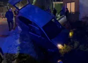 Emri/ Tjetër aksident në Fier: Përplasen dy automjete, përfundojnë në kanal. Një i plagosur