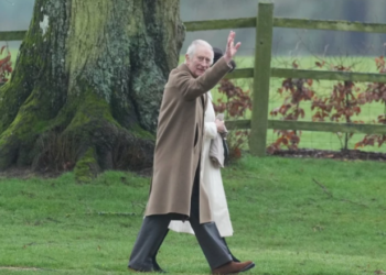 I buzëqeshur dhe duke përshëndetur me dorë, Mbreti Charles del sërish në publik teksa trajtohet për kancer