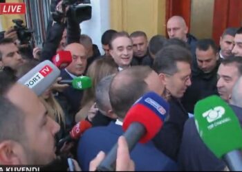 Tentojnë të futen me dhunë në Kuvend, deputetët e përjashtuar të Rithemelimit mbajnë ‘peng’ dhe Mediun