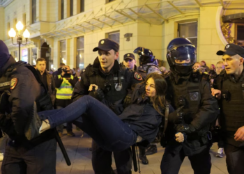 Rebelimi/ Gratë e ushtarëve rusë në protestë kudër mobilizimit ushtarak, arrestohen rreth 30 persona, mes tyre edhe gazetarë