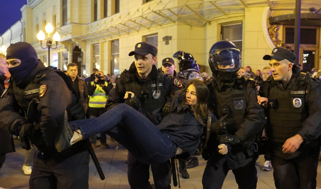 Rebelimi/ Gratë e ushtarëve rusë në protestë kudër mobilizimit ushtarak, arrestohen rreth 30 persona, mes tyre edhe gazetarë