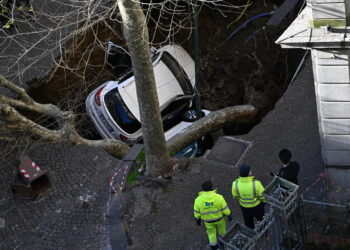Napoli, shembja e rrugës ‘gëlltit’ dy automjete