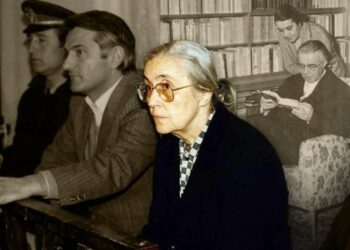 “Rrugica leshi, shaje, tabaka dhe llulla”/ Zbardhet dosja e dënimit të gruas së ish-diktatorit, çfarë iu kërkua Nexhmije Hoxhës në gjyq që t’i kthente shtetit