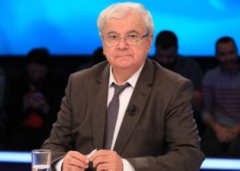 Ngjela: Pse Basha sillet si anglez dhe është kaq i qetë!