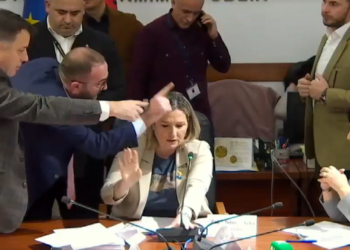 Açkën e dhunuan/ Do ta lejojnë Bardhi e Noka deputeten Tabaku të zhvillojë mbledhje nesër në Kryesinë e Kuvendit?