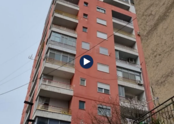Durrës/ Banorët s’dalin nga pallati, kundërshtojnë policinë bashkiake që përpiqet t’i nxjerrë nga godina e dëmtuar