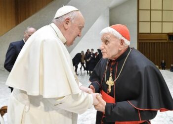 “Është një martir i gjallë”/ Iu mbijetoi torturave të regjimit, Papa Françesku nderon kardinalin shqiptar Ernest Simoni
