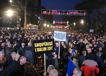 LIVE/ Berisha në arrest, me flamuj të Shqipërisë dhe të PD, protesta: O sot o kurrë. E duam Shqipërinë si gjithë Europa