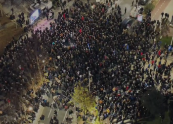 VIDEO/ Pamjet me dron të protestës së mbështetësve të Berishës të mbledhur para Parlamentit