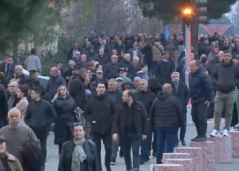 Tensionet/ Pak minuta para nisjes së protestës, dëgjohen ‘shpërthime’ shashkash para Kryeministrisë