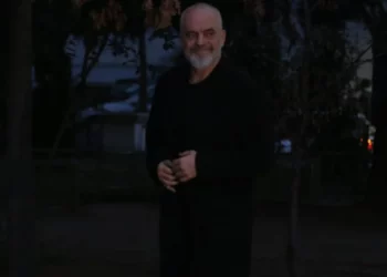 FOTOT/ Rama mbledh Asamblenë e PS, drejtuesit politikë të qarqeve mblidhen në seli. Çfarë do diskutohet