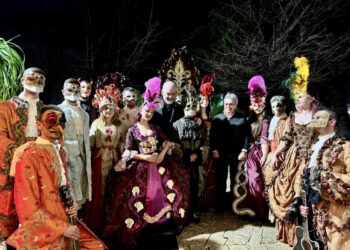 VIDEO/ Karnavalet në Shkodër, Edi Rama i bashkohet festimeve, xhiro në qytet me Benet Becin