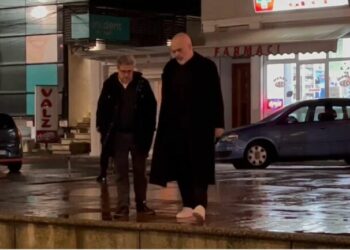 Edi Rama përkrah Benet Becit në Shkodër, merr pjesë në kremtimet e Karnavaleve