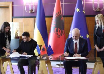 Deklaratat e Zelenskit në Tiranë bën jehonë në mediat ndërkombëtare, AFP: Thirrje për mbështetje dhe armatime