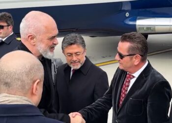 VIDEO/ Rama mbërrin në Turqi, publikon pamjet nga aeroporti i Ankarasë