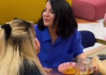 VIDEO/ “Nga vjen kjo erë e keqe, mbylleni banjon!”, Ilnisa i ulët afër, Sara e ofendon keq