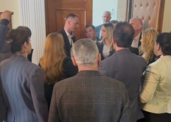Përplasje në Komisionin e Reformës Zgjedhore, deputetët e opozitës bllokojnë sallën e takimit