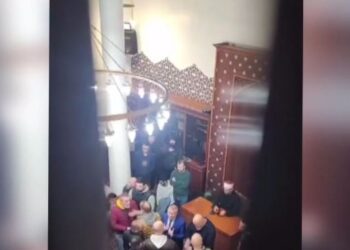 “Nuk të duam, je gylenist”/ Plas sherri brenda xhamisë “Dine Hoxha” në Tiranë