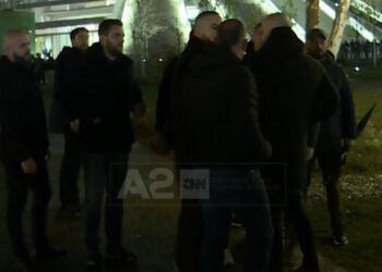 VIDEO/ Shkëlzen Berisha përplaset me efektivin e policisë, mbrohet nga truprojat e të atit