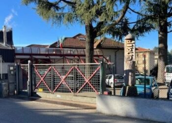 Ngjarja e rëndë: 17-vjeçari godet me thikë pas shpine mësuesen teksa hynte në shkollë