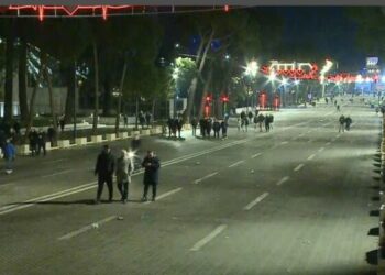 “O sot o kurrë”, ironia e gazetarit: Sot i rruajtët…! Rama ra, ikni në shtëpi e i fusni një lugë kos…!
