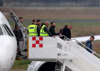 Mekanizmi i dëbimeve nga Britania, avioni Stansted-Rinas sjell 47 shqiptarë “pako postale”
