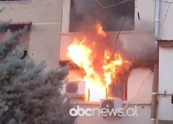 Përfshihet nga flakët apartamenti në Elbasan, lëndohet një person në përpjekje për të shuar zjarrin