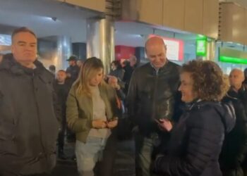 Tabaku i bashkohet protestës së opozitës, shoqërohet nga ish-kreu i grupit të PD kur nisi përplasja para dy vitesh
