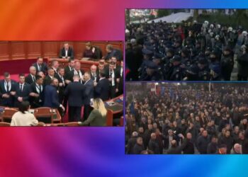VIDEO/ Protesta ‘kombëtare’: Disa qindra veta dhe sulmojnë policinë me kapsolla