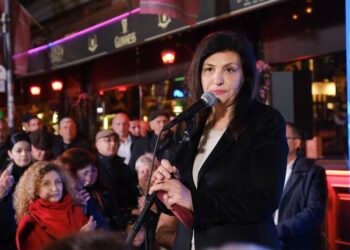 “Do luftojmë për drejtësi”, Topalli mesazh mbështetësve poshtë pallatit të Berishës: Situata në Shqipëri nuk i ngjan asnjë vendi tjetër në botë, pasi…!