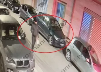 VIDEO/ Me kapuç dhe kokën poshtë: Ky është i dyshuari i vendosjes së lëndës plasëse sot në Durrës