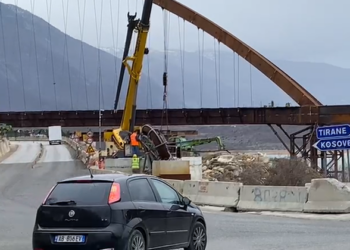VIDEO/ Ndërtimi i urës së re mbi Drin, nis devijimi trafiku i mjeteve që vijnë nga Kosova