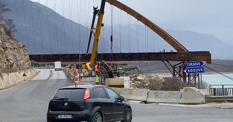 VIDEO/ Ndërtimi i urës së re mbi Drin, nis devijimi trafiku i mjeteve që vijnë nga Kosova