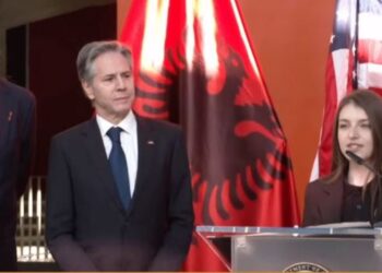 Vajza nga Tropoja përshëndet Blinken: Faleminderit Amerikë për mbështetjen e shqiptarëve, kemi vlera të përbashkëta
