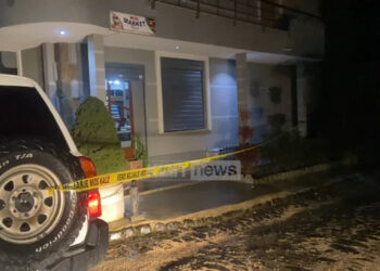 Grabitet me armë minimarketi në Drenovë, autorët marrin rreth 20 mijë lekë dhe cigare…