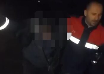 Emri/ Kërcënoi me çifte bashkëshorten e dy vajzat, arrestohet në flagrancë 46-vjeçari në Vlorë