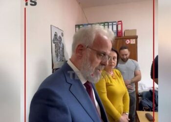 VIDEO/ “Kush është shefi këtu”, Xhaferi kap në flagrancë punonjësin e stacionit të policisë: Shko te vendi i punës, s’ke punë këtu