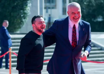Zelensky në Tiranë, fotot me Ramën në samit që po bëjnë ‘xhiro’ në mediat botërore