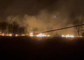 Zjarri del jashtë kontrollit në Fier, rrezikohen banesat pranë fshatit Hambar. Zjarrfikëset po përpiqen…!
