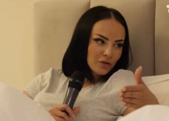 Sara tregon emocionet e takimit dhe bisedën e parë me nënën e Bardhit: Më priti duke qarë