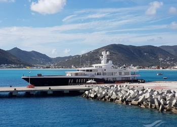 Jahti superluksoz me helikopter në bord, ankoron në brigjet e Vlorës