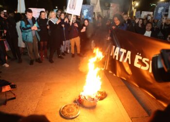 FOTO+VIDEO/ Një grup grash e vajzash dalin në protestë, djegin sutjenat në shkallët e kryeministrisë: Nata është e jona…!