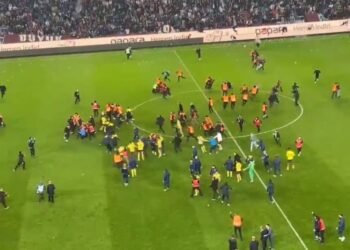 Dhunë në futbollin turk, tifozët futen në fushë dhe godasin lojtarët e Fenerbahçes