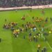Dhunë në futbollin turk, tifozët futen në fushë dhe godasin lojtarët e Fenerbahçes