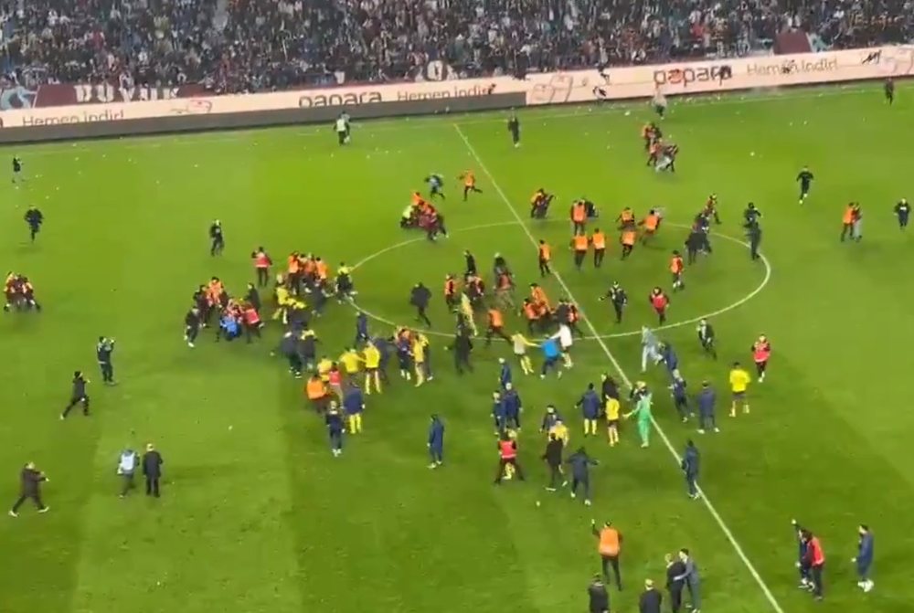 Dhunë në futbollin turk, tifozët futen në fushë dhe godasin lojtarët e Fenerbahçes