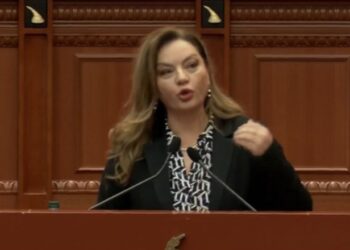 ‘Përplasja’ e Kryeministrit me gazetaren, Vokshi akuzon gratë: Ju mban Rama me lekë, prandaj heshtni!