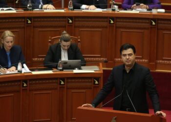 Basha ‘zëvendëson’ Berishën, Nikolla e përjashton nga seanca: Liro foltoren dhe sallën!
