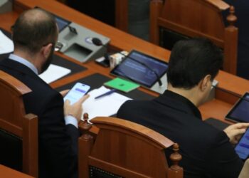 FOTO / Bardhi vijon ‘luftën e ftohtë’ me Bashën, por i ulet pranë! Rithemelimit i rikthehet buzëqeshja
