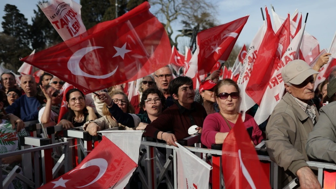 Sytë nga Stambolli, turqit iu drejtohen sot qendrave të votimit për zgjedhjet lokale